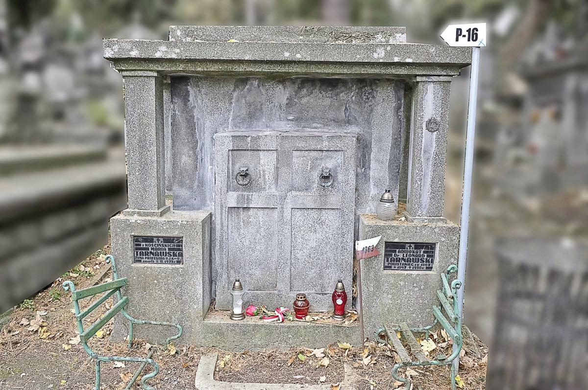 Pole 16, rząd 1, grób 16
Leonard Tarnawski (1845 – 1930) pracę adwokata zaczynał w kancelarii adwokackiej swojego przyszłego teścia Walerego Waygarta. W latach 1878 – 1930 nieprzerwanie prowadził własną kancelarię. Przez wiele lat był rajcą miejskim. W 1902 roku został wybrany posłem miasta Przemyśl