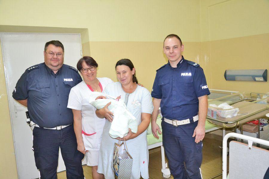 Szymek otrzymał od funkcjonariuszy prezent oraz maskotkę, małego policjanta, którą przekazał Andrzej Oleszek przewodniczący Regionu IPA Przeworsk. – Kto wie, może kiedyś mały Szymon zasili szeregi przeworskiej policji – mówi asp. R. Jaremko.<br/>fot.KPP Przeworsk
