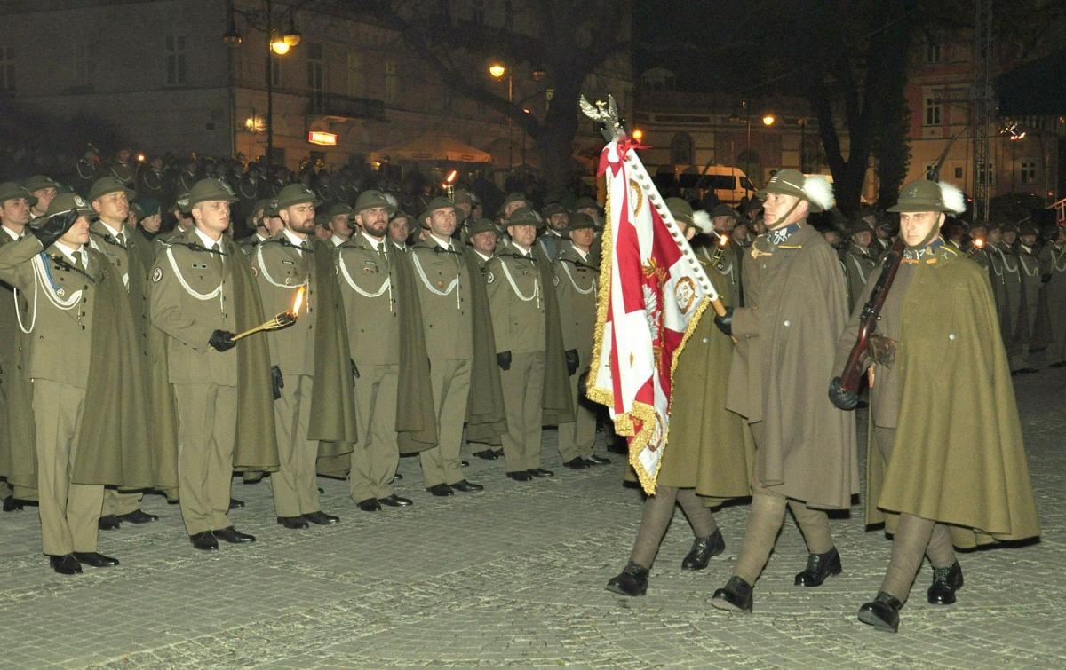 Podczas uroczystej zbiórki na Rynku nastąpiło przekazanie repliki sztandaru 5 Pułku Strzelców.<br/>fot.Witold Wołczyk