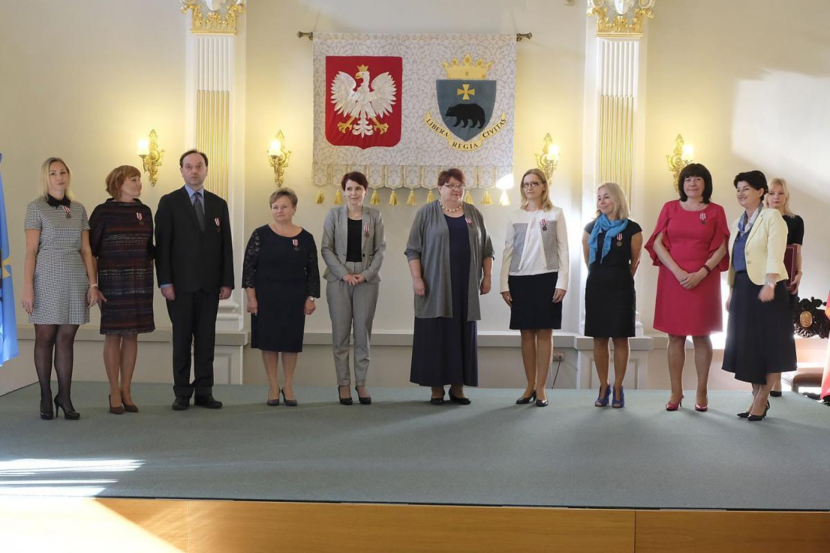 Nauczyciele z powiatów: jarosławskiego, lubaczowskiego, przeworskiego i przemyskiego uhonorowani Medalami Komisji Edukacji Narodowej. Niestety kuratorium oświaty nie udostępniło redakcji listy nauczycieli, którzy otrzymali medale, tłumacząc to obowiązującymi przepisami RODO.<br/>fot.Jacek Szwic