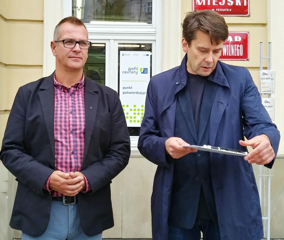 – Rok temu, po nagłośnieniu tej sprawy, rada miejska miała powołać komisję do rozwiązania problemu. Mówiono też o reformie PGK. Nie zrobiono nic. 1 stycznia 2019 roku za tę bezczynność rady i prezydentów znowu zapłacą mieszkańcy Przemyśla – uważa Błażej Wilk (z prawej).<br/>fot.ze zbiorów własnych