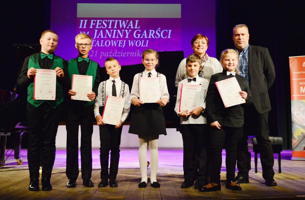 Młodzi przemyscy pianiści ze swoimi nauczycielami.<br/>fot.ze zbiorów własnych
