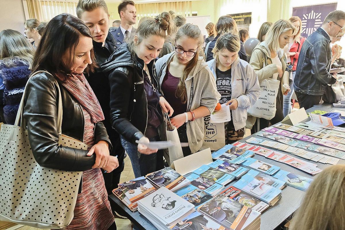 Targi to przede wszystkim możliwość bezpośredniego kontaktu z potencjalnym pracodawcą.<br/>fot.Jacek Szwic