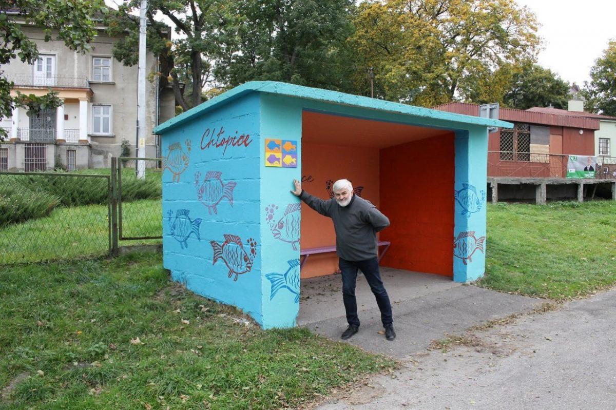 Symbolem dopełniającym przedsięwzięcie i oddającym jego charakter było zostawienie na wiacie w Chłopicach przez malarzy i grafików ich oryginalnych „wlepek”.<br/>fot.Monika Maj-Lichończak