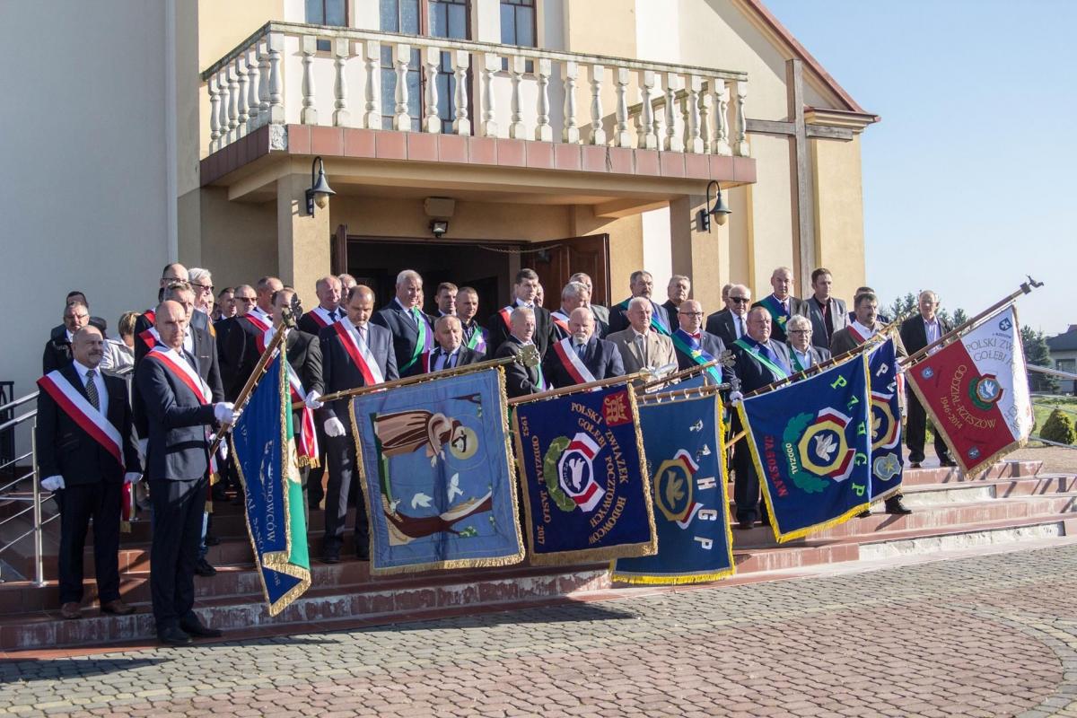 Na uroczystej mszy zebrały się poczty sztandarowe hodowców gołębi z całego regionu.<br/>fot.Bartłomiej Pacek