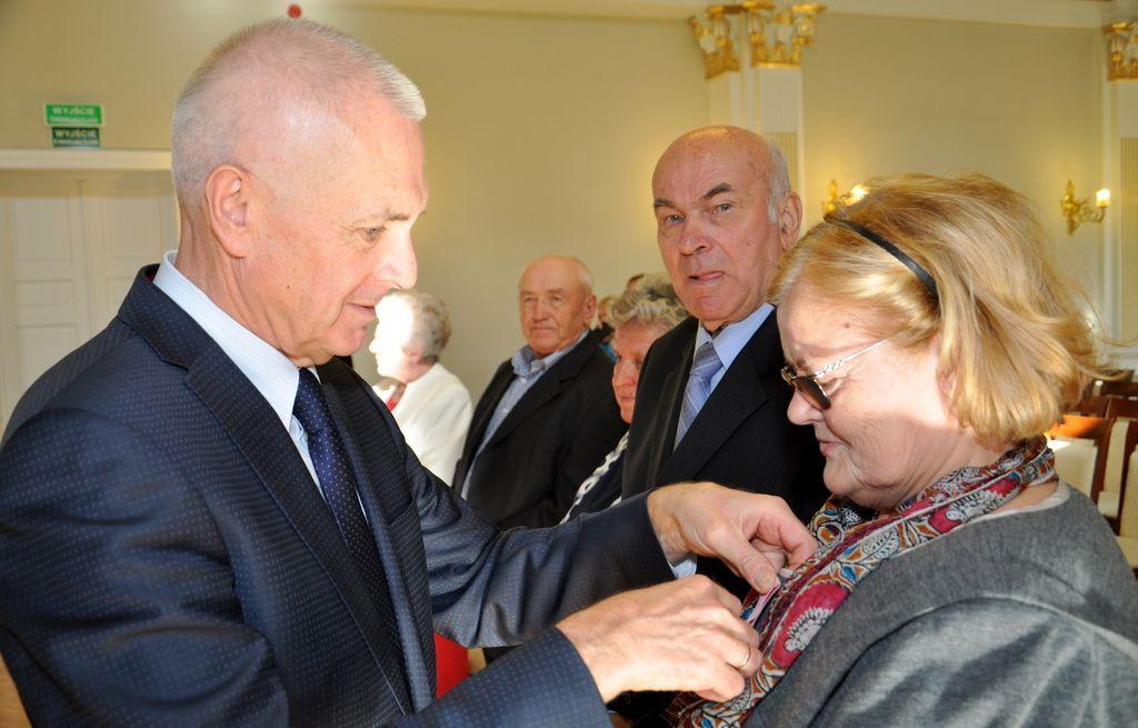 Medalami za Długoletnie Pożycie Małżeńskie udekorował małżonków prezydent Robert Choma.<br/>fot.Agata Czereba / UM Przemyśl