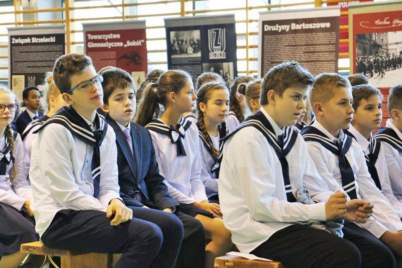Młodzi wychowankowie w charakterystycznych mundurkach.<br/>fot.UM Jarosław