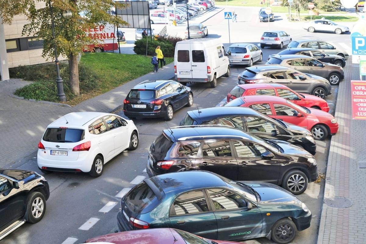 Ulica Wałowa, gdzie kierowcy najczęściej lekceważą przepisy dotyczące parkowania.<br/>fot.Jacek Szwic