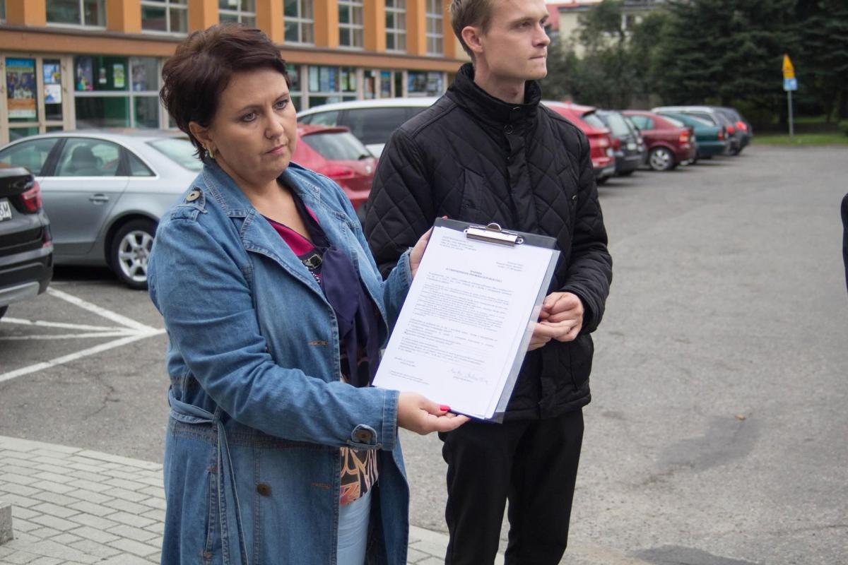 Radna PiS Anetta Makarska prezentuje listę zarzutów.<br/>fot.Bartłomiej Pacek