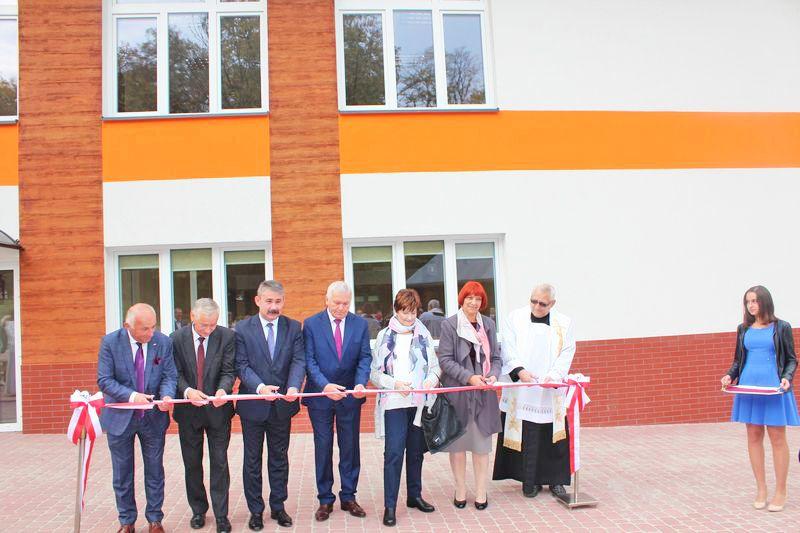 Uroczyste przecięcie wstęgi.<br/>fot.UG Pawłosiów