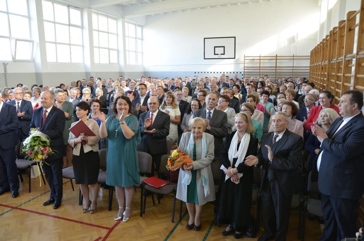 – Szanowni profesorowie, pamiętajcie, że starość jest karą za to, że kiedyś prześladowało się młodzież za ściąganie! Patron szkoły pisał: Nienadowa, choć zamglona, została dla mnie lubym wspomnieniem. Widzę, że wielu z absolwentów się z tym identyfikuje – mówił dyrektor były Eugeniusz Tejchman (drug