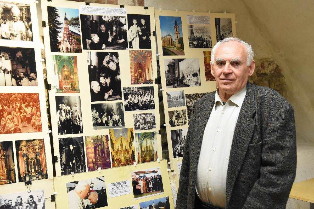 Józef Rybczyński zorganizował 27 wystaw fotograficznych i przygotował 16 arkuszy filatelistycznych poświęconych Janowi Pawłowi II. Najnowszą ekspozycję można oglądać w przemyskich podziemiach.<br/>fot.Paweł Bugira