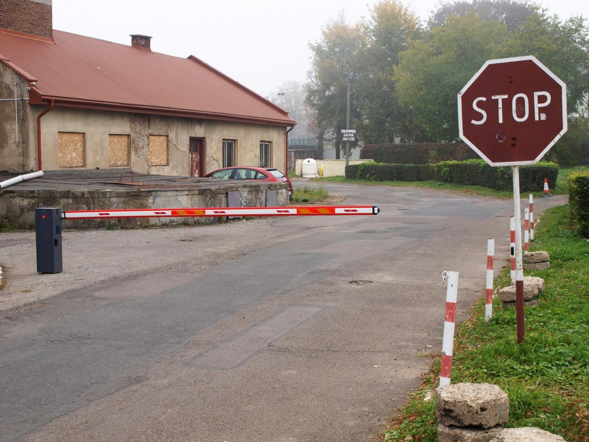 Kilka tygodni temu dyrekcja POSiR-u wydzierżawiła fragment parkingu prywatnej firmie. Problem w tym, że opłata nie jest pobierana przy wjeździe na owy parking, a tuż przy bramie wjazdowej, gdzie ustawiony jest szlaban.<br/>fot.Mariusz Godos