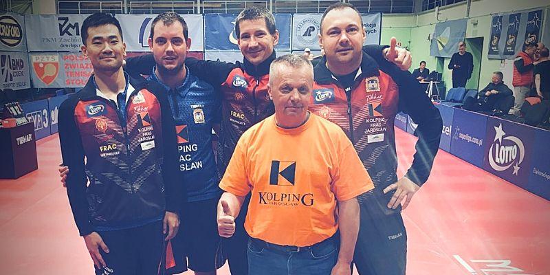 Mistrzowie Polski (z najwierniejszym kibicem Markiem Gudzelakiem na pierwszym planie) Kolping FRAC Jarosław poniósł drugą porażkę w trwającym sezonie.<br/>fot.www.kolping-frac-jaroslaw.pl