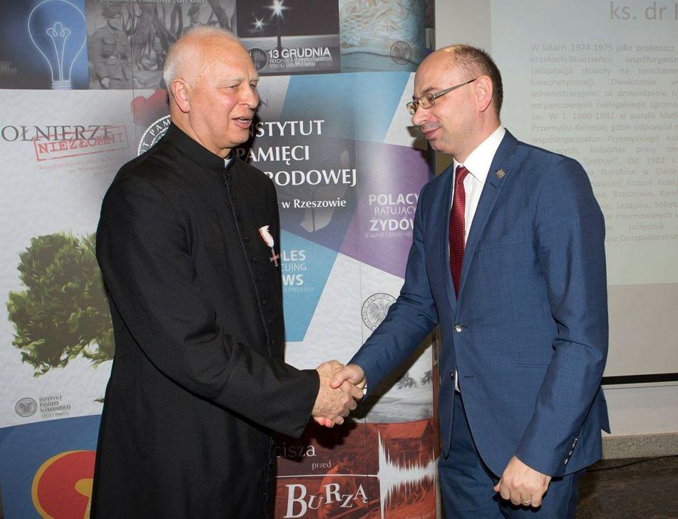 W imieniu prezydenta RP Krzyż Wolności i Solidarności wręczył księdzu Henrykowi Borczowi dr Mateusz Szpytma, wiceprezes Instytutu Pamięci Narodowej. Uroczystość odbyła się w Rzeszowie.<br/>fot.ze zbiorów IPN oddział Rzeszów