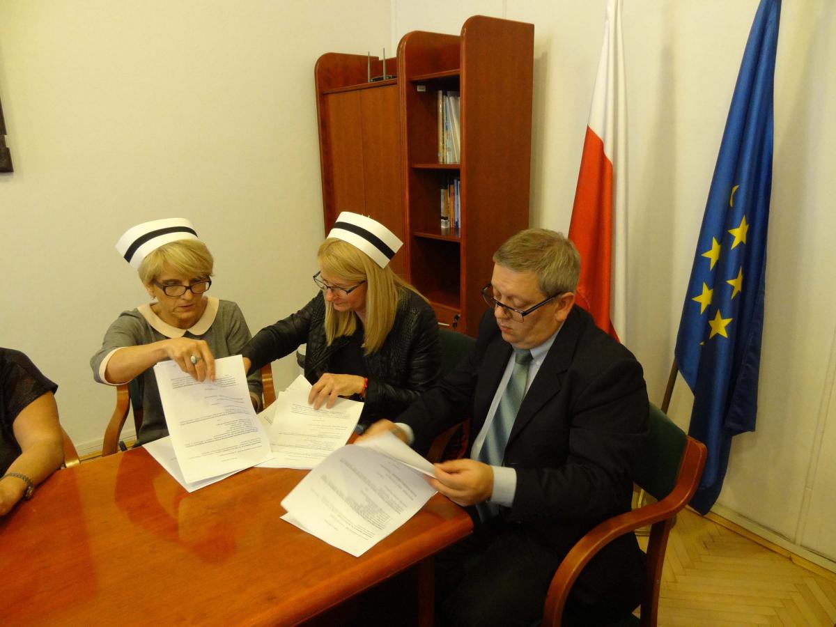 Do podpisania porozumienia doszło w siedzibie Ministerstwa Zdrowia w Warszawie. Oprócz przedstawicielek związków zawodowych pielęgniarek dokument parafował m.in. dyrektor placówki Piotr Ciompa.<br/>fot.Urząd Marszałkowski w Rzeszowie