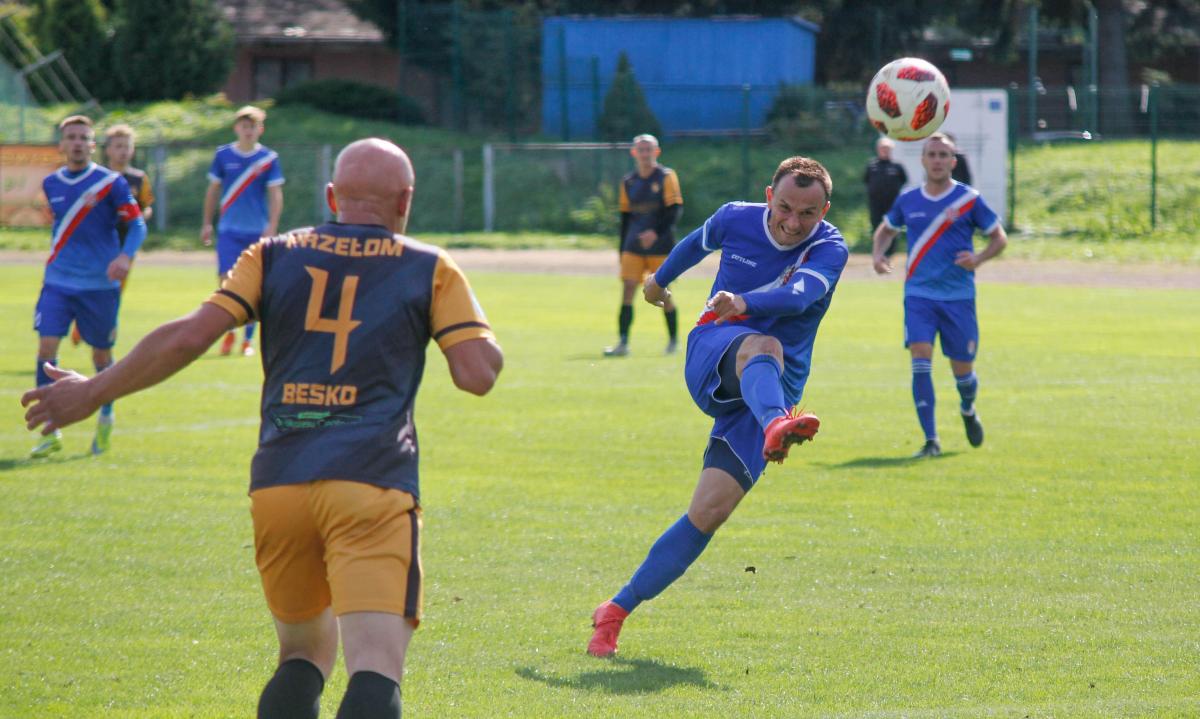 Tomasz Walat (w środku) strzelił jedynego gola dla Polonii w meczu z KS Wiązownica.<br/>fot.Kamil Krukiewicz