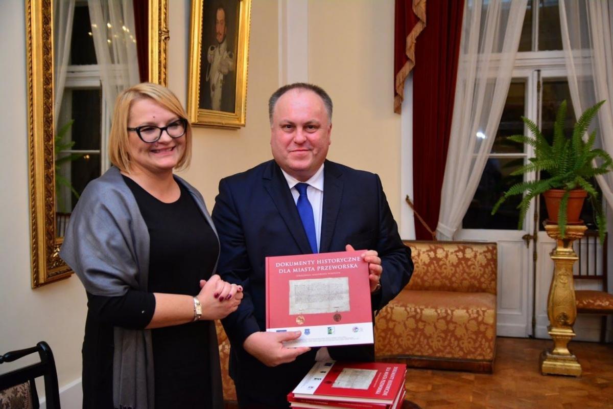 Burmistrz Przeworska Leszek Kisiel i autorka opracowania Małgorzata Wołoszyn – historyk, kustosz muzeum w Przeworsku.<br/>fot.UM Przeworsk