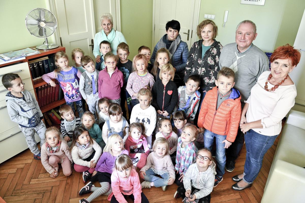 Przedszkolaki z „Małego Nazaretu” z opiekunkami Danutą Szczygieł, Barbarą Pakosz i Sylwią Zielińską w redakcyjnych progach. <br/>fot.zbiory własne