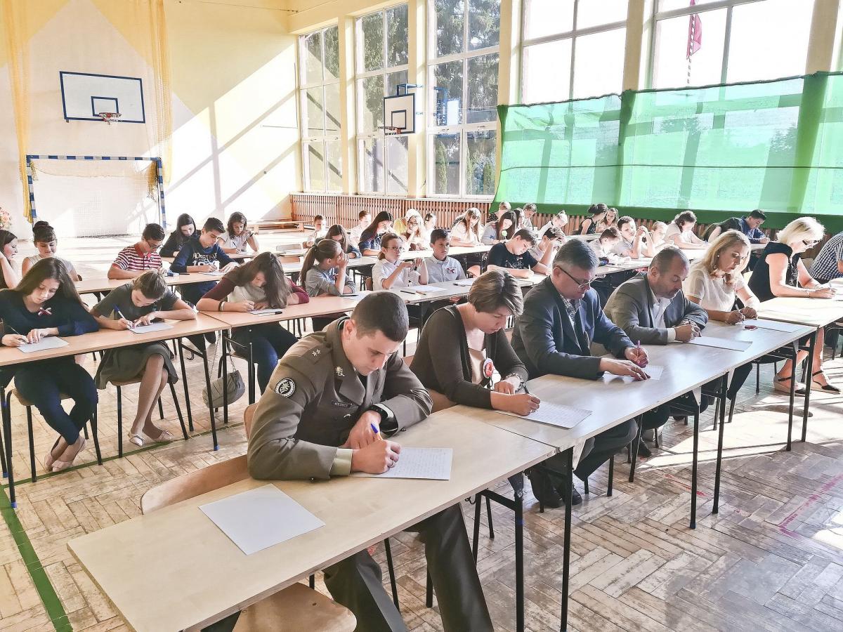 Z orograficznymi łamańcami patriotycznego dyktanda zmagali się zarówno uczniowie, rodzice i nauczyciele placówki, jak i przedstawiciele wojska, stowarzyszeń i samorządu.<br/>fot.zbiory własne
