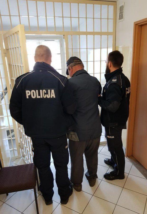 74-latek, który w ubiegły czwartek, 4 października, stał się sprawcą 2 kolizji, oferował policjantom z „drogówki” nawet 2 tysiące złotych za poświadczenie nieprawdy w dokumentach.