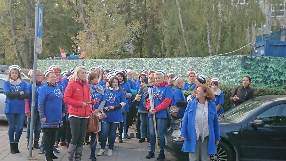 Przemyskie pielęgniarki w Warszawie długo nie mogły doczekać się na spotkanie z kimś „ważnym”...<br/>fot.ze zbiorów własnych