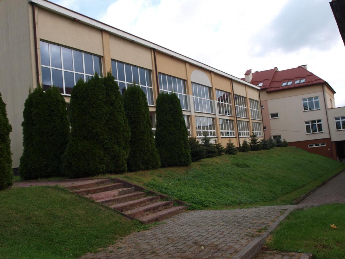 Zespół Szkolno-Przedszkolny to dwa budynki. Jeden, popularny „Na Wiarusie”, pamiętający początki XX wieku oraz drugi, znacznie bardziej nowoczesny z salą sportową. Oba połączone są specjalnym łącznikiem.<br/>fot.Mariusz Godos
