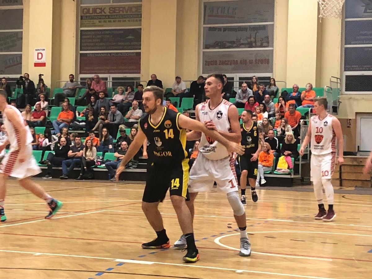 Kacper Walciszewski (biały strój, na pierwszym planie) zdobył w Dobrodzieniu 19 punktów.<br/>fot.www.facebook.com/Niedźwiadki-Hensfort Przemyśl