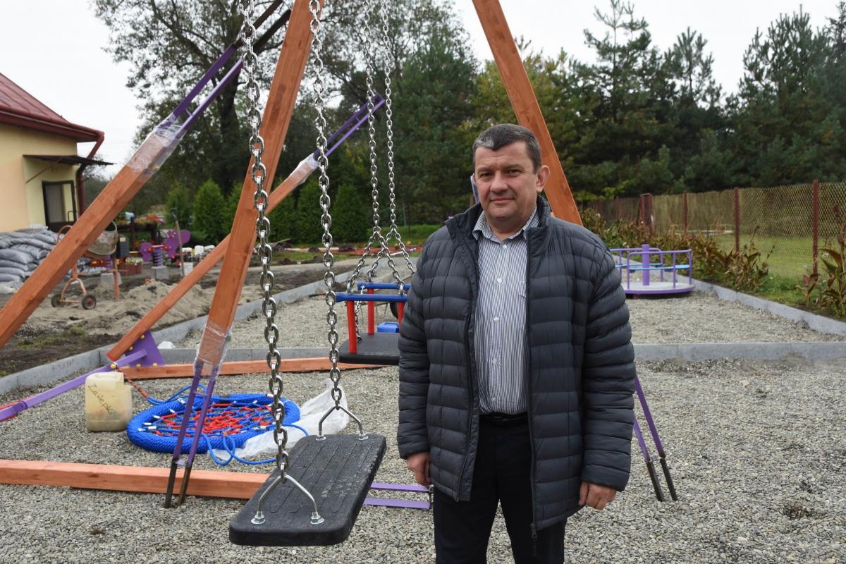 – Prace nad placem zabaw dobiegają końca – mówi Andrzej Berestecki, prezes Polskie Towarzystwo Walki z Kalectwem oddział w Przemyślu. <br/>fot.Paweł Bugira