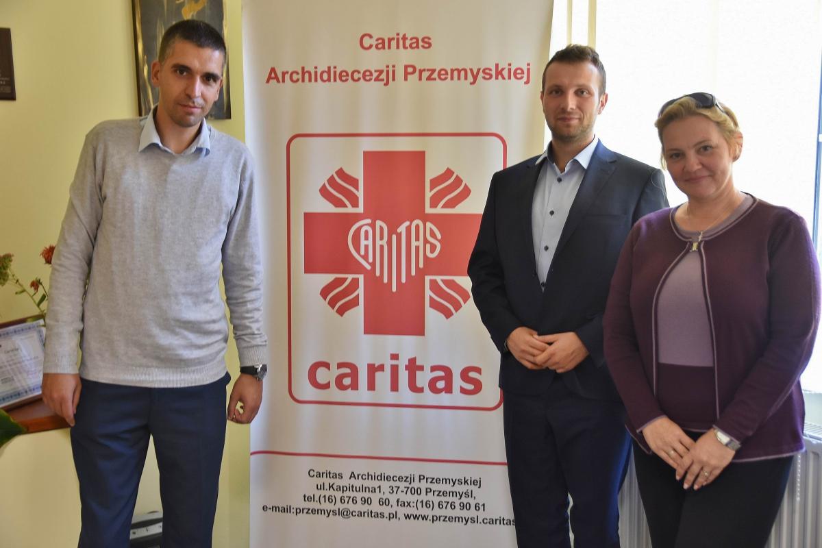 Kontakt z serbskim Caritasem nawiązał rzecznik przemyskiego Caritasu Marek Pankiewicz (w środku).<br/>fot.Paweł Bugira