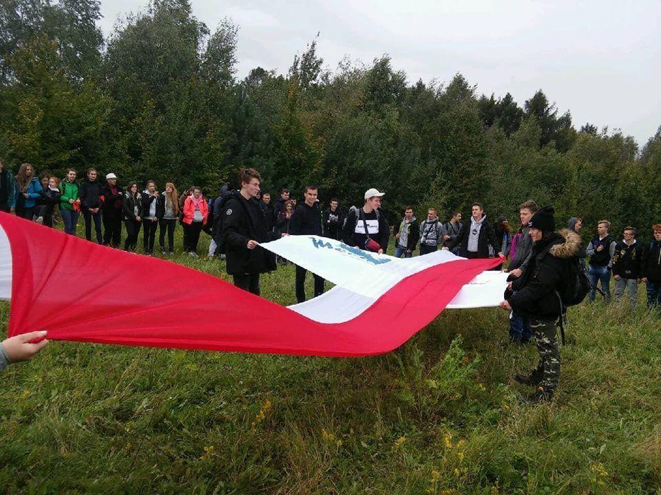 Uczestnicy złazu z symbolicznego „serca” miasta dotarli m.in. na „dach” powiatu jarosławskiego, czyli Mechową Górę, gdzie odśpiewali polski hymn, rozwinęli flagę narodową i odpalili race.<br/>fot.Starostwo Powiatowe w Jarosławiu