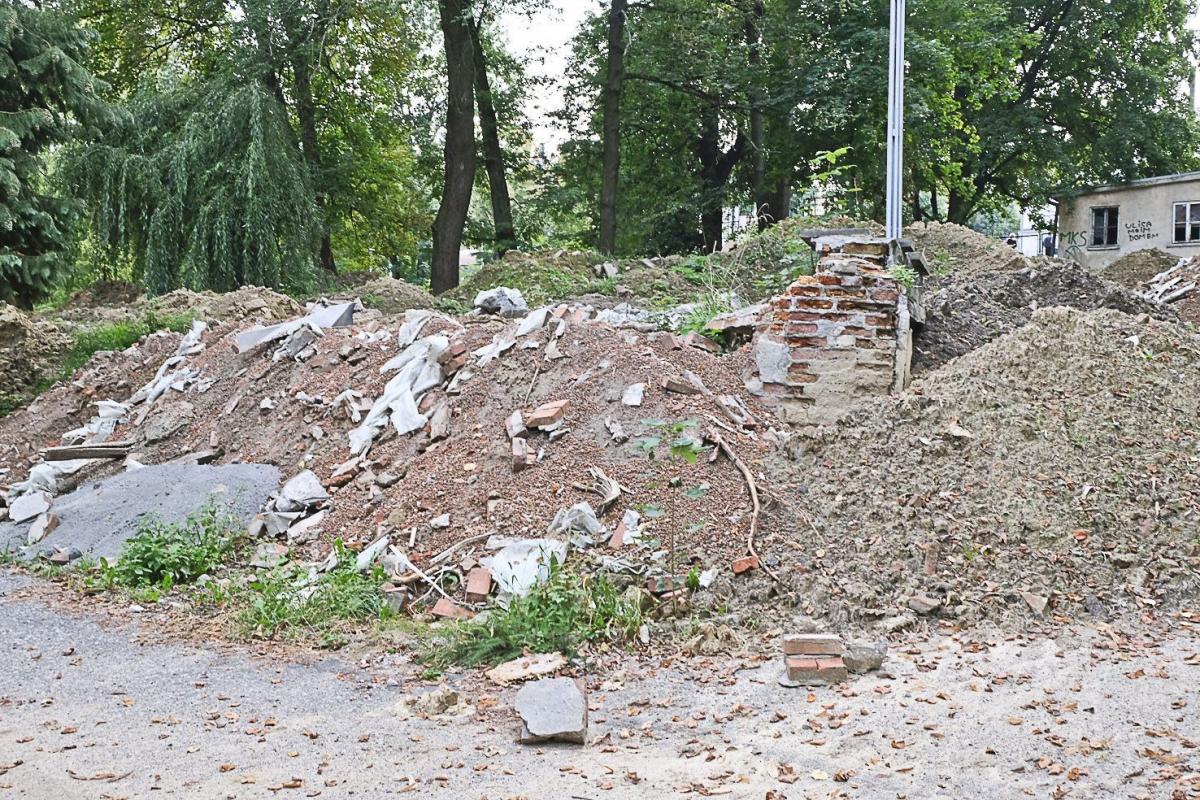 W miejscu, gdzie stała replika pomnika, zostało jedno wielkie gruzowisko.<br/>fot.Jacek Szwic