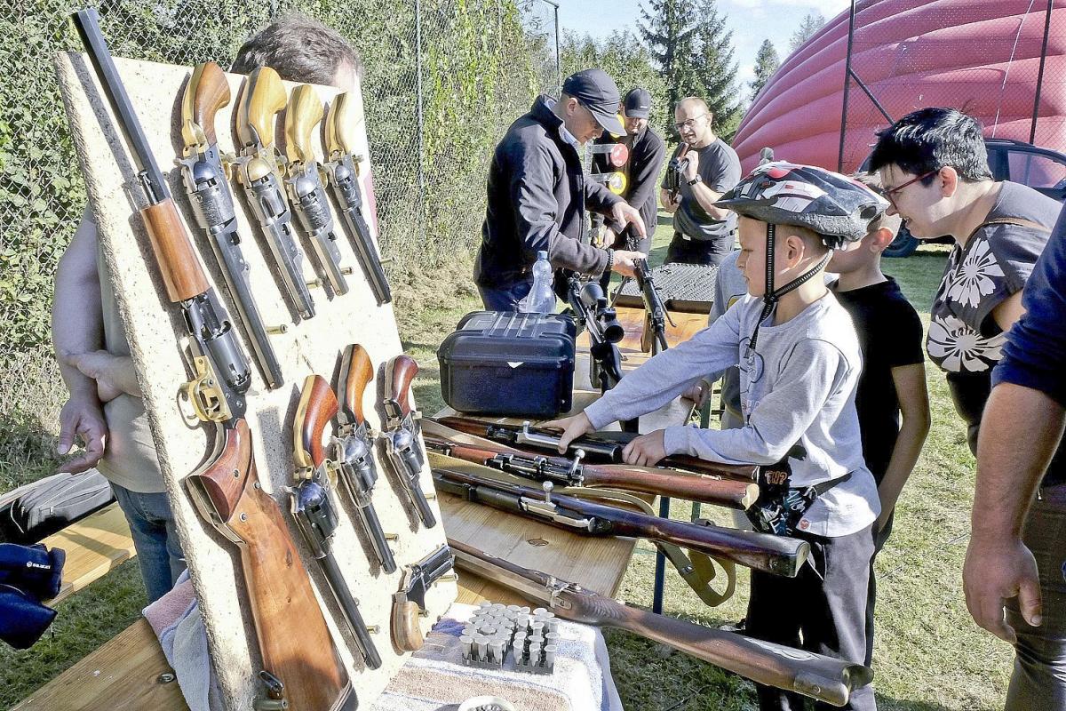 Nadarzyła się okazja, żeby oglądnąć kolekcję kapiszonowych rewolwerów.<br/>fot.Jacek Szwic