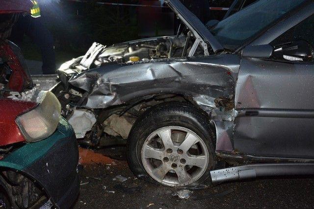 Kierująca hondą zjechała na przeciwległy pas ruchu, doprowadzając do zderzyła z oplem.<br/>fot.KMP Krosno