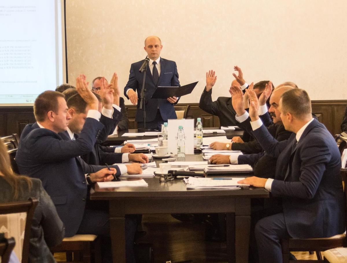 Rada Przeworska ponownie była jednogłośna – tym razem w sprawach obrotu miejskimi nieruchomościami nie odnotowano żadnego głosu przeciw.<br/>fot.Bartłomiej Pacek