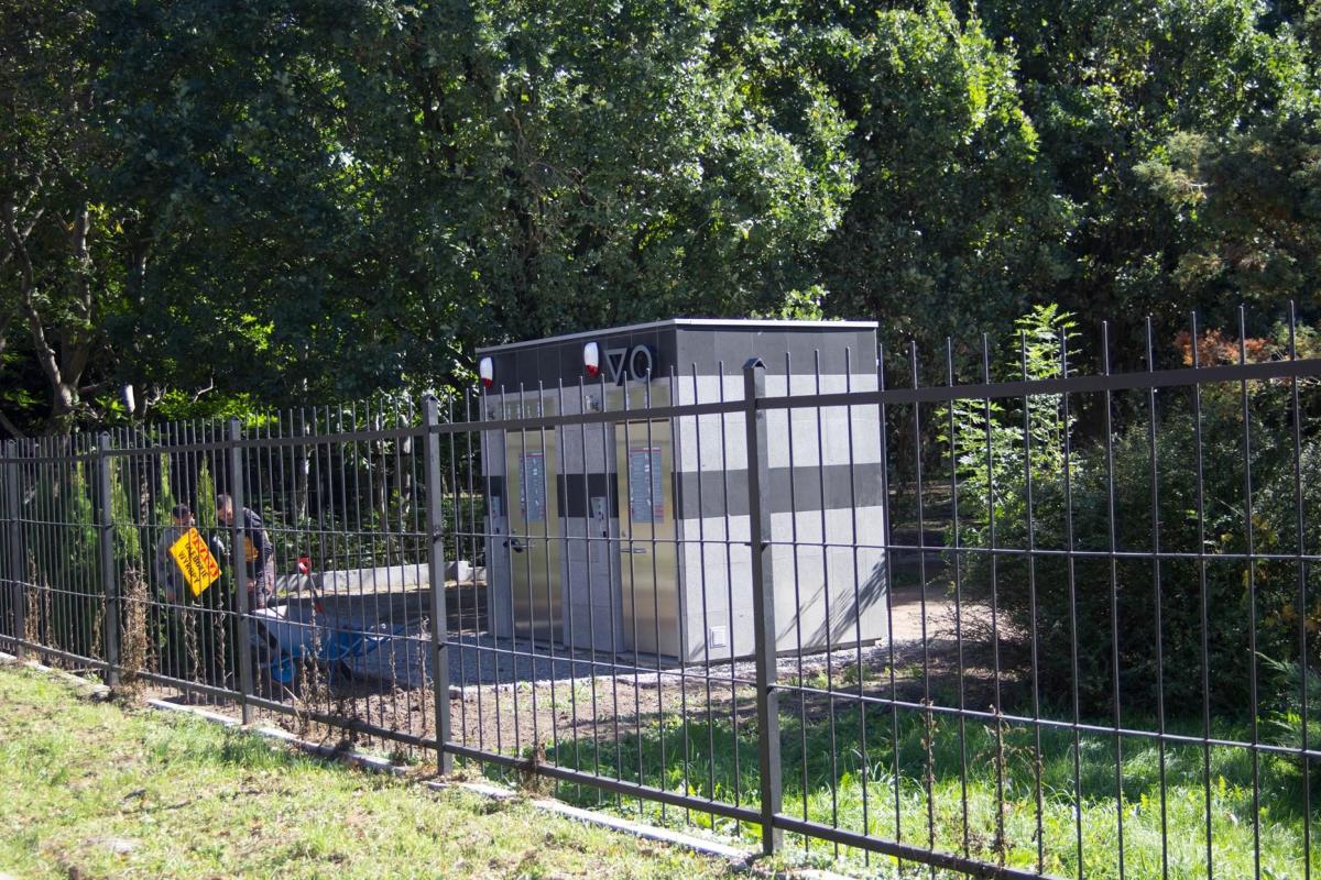 Szalet zostanie ukryty w zieleni.Czy to rozwiąże problem?<br/>fot.Bartłomiej Pacek