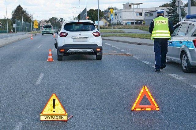Na prostym odcinku drogi 49-letni kierujący samochodem marki renaultem najechał na tył poprzedzającego fiata.<br/>fot.KPP Krosno