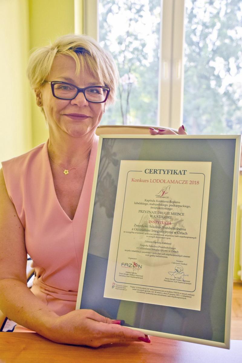 Dumna i szczęśliwa Renata Iwanów, dyrektor Zespołu Szkolno-Przedszkolnego z Oddziałami Integracyjnymi w Orłach. <br/>fot.Miłosz Wilgucki