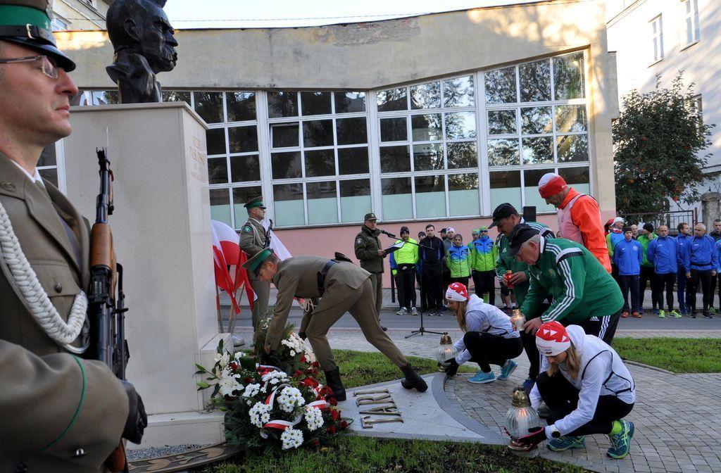 Pod pomnik ojca polskiej niepodległości przybyły m.in. władze miasta na czele z prezydentem Robertem Chomą i komendantem Bieszczadzkiego Oddziału Straży Granicznej w Przemyślu płk. Robertem Rogozem... Biegacze także złożyli wiązanki kwiatów i zapalili znicze.<br/>fot.UM Przemyśl