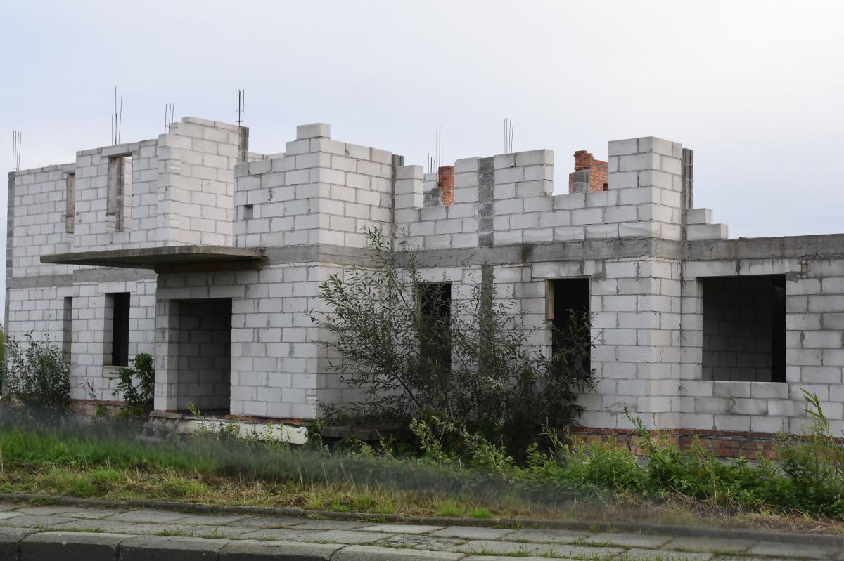 Mieszkańcy obawiają się, że na terenie, na którym stoją same ściany niedoszłych bloków, jest wiele niebezpiecznych pułapek, które mogą stać się przyczyną jakiegoś nieszczęścia.<br/>fot.Paweł Bugira