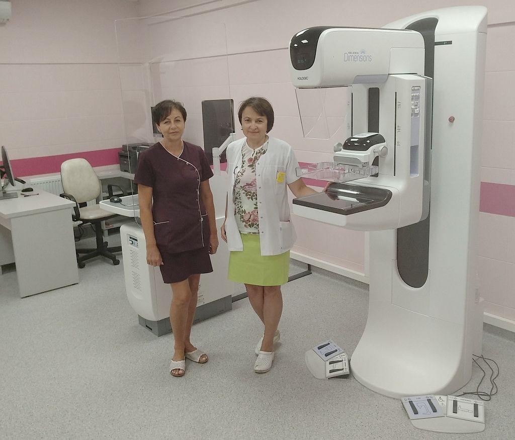 Pracownia Mammograficzna w SP ZOZ w Przeworsku. Z prawej Bogusława Kapusta, kierownik Działu Diagnostyki Obrazowej, obok technik radiolog – Grażyna Tytuła.<br/>fot.Starostwo Powiatowe w Przeworsku
