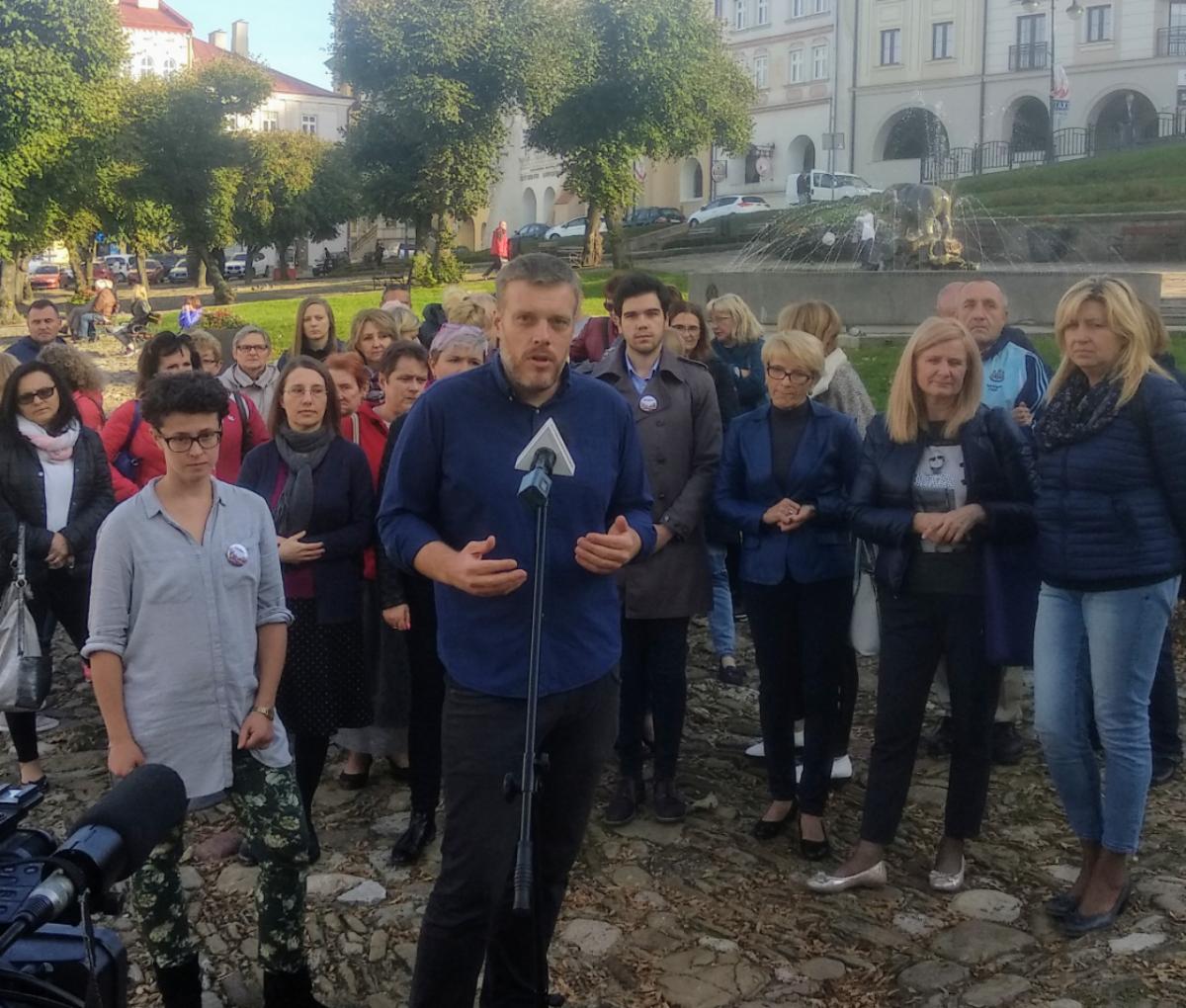 – Marszałek zachowuje się po prostu nieodpowiedzialnie – stwierdził A. Zandberg podczas konferencji prasowej na przemyskim rynku, zwołanej przez Partię Razem i Ogólnopolski Związek Zawodowy Pielęgniarek i Położnych.<br/>fot.ze zbiorów własnych