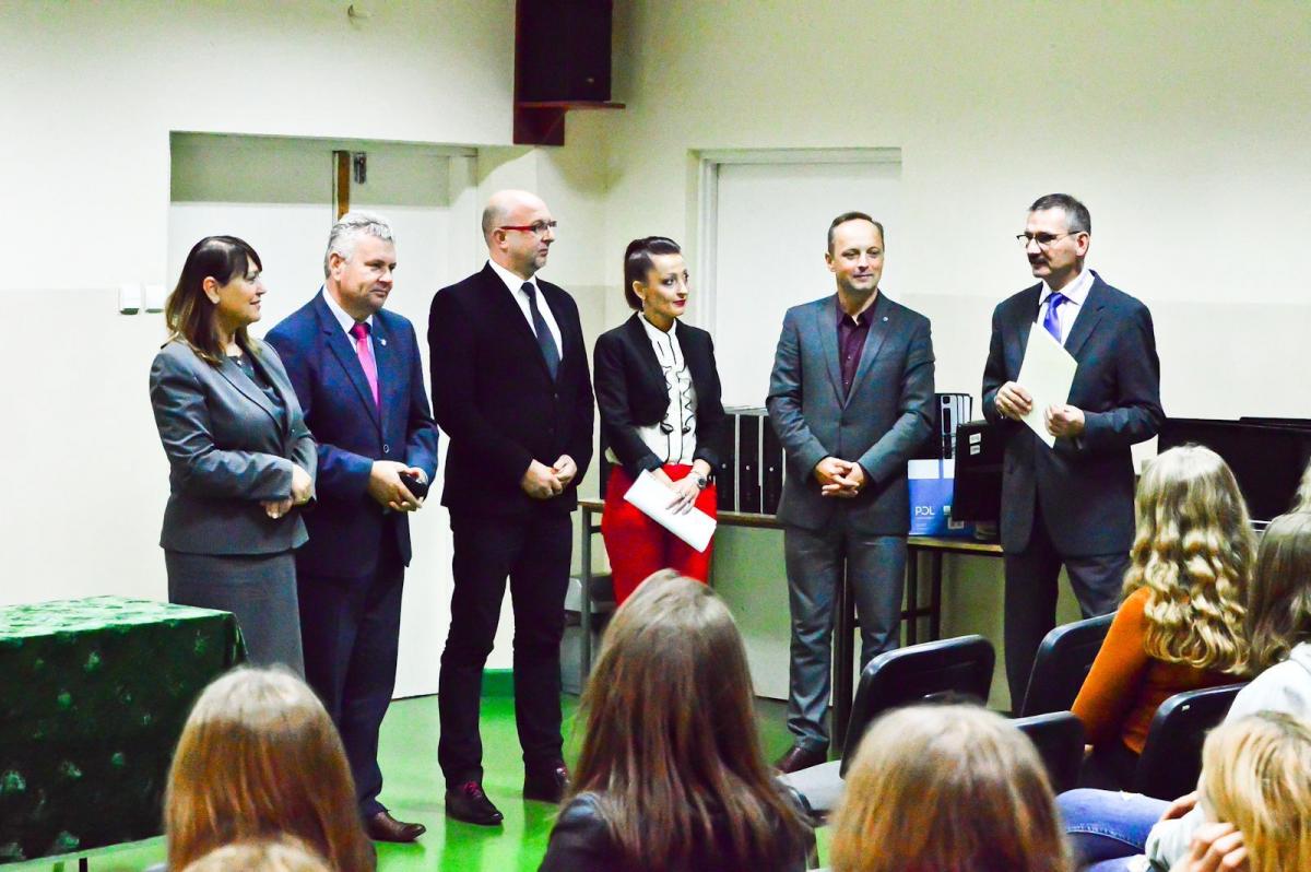 W uroczystym przekazaniu zestawów komputerowych wzięli udział: Teresa Pamuła (dyrektor Podkarpackiego Oddziału Regionalnego ARiMR w Rzeszowie), Anna Makara (zastępca kierownika Biura Powiatowego ARiMR w Przemyślu), Janusz Hamryszczak (zastępca prezydenta Przemyśla), Artur Komorowski (naczelnik Kance