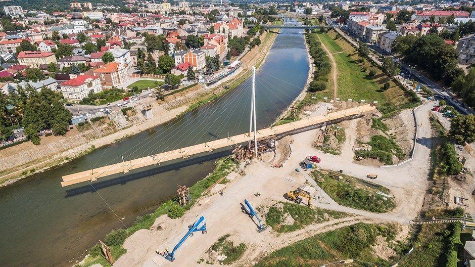 Kładka została podwieszona za pomocą 24 stalowych lin o średnicy 32 oraz 40 mm. Cała konstrukcja waży blisko 175 ton.<br/>fot.www.skanska.pl