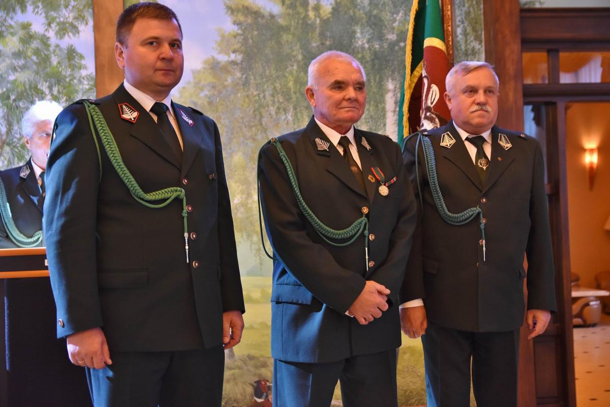 Odznaczony Złotym Medalem Zasługi Łowieckiej Józef Gaweł (w środku) z prezesem Okręgowej Rady Łowieckiej Adamem Chmielowskim (z prawej) oraz łowczym okręgowym Tomaszem Makarowskim.<br/>fot.Paweł Bugira