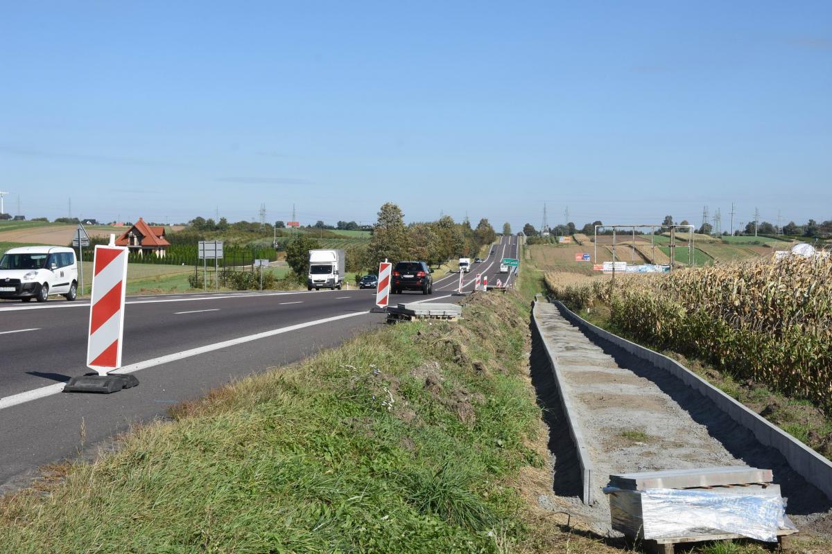 Chodnik wzdłuż drogi krajowej nr 77 ma być gotowy do końca listopada<br/>fot.Paweł Bugira