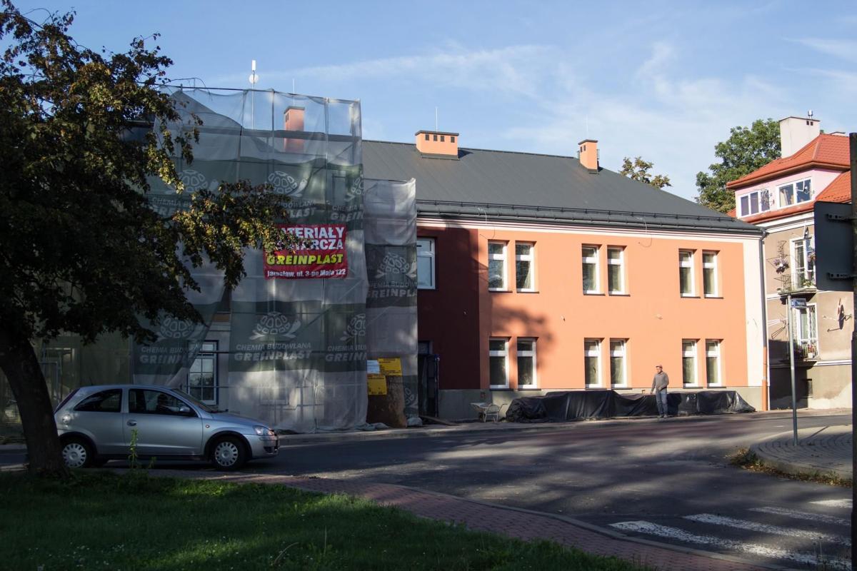 Elewacja MOK-u jest już prawie gotowa. Wewnątrz budynku prace remontowe niemal stanęły w miejscu..<br/>fot.Bartłomiej Pacek