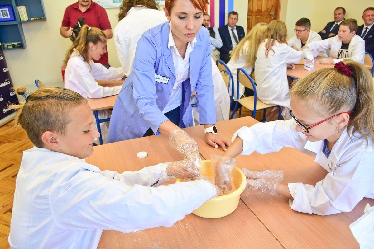 Podczas lekcji w nowym laboratorium uczniowie z zapałem wykonywali doświadczenia. Zajęcia poprowadziła dr hab. Aleksandra Ziembińska-Buczyńska z Politechniki Śląskiej.  <br/>fot.Miłosz Wilgucki