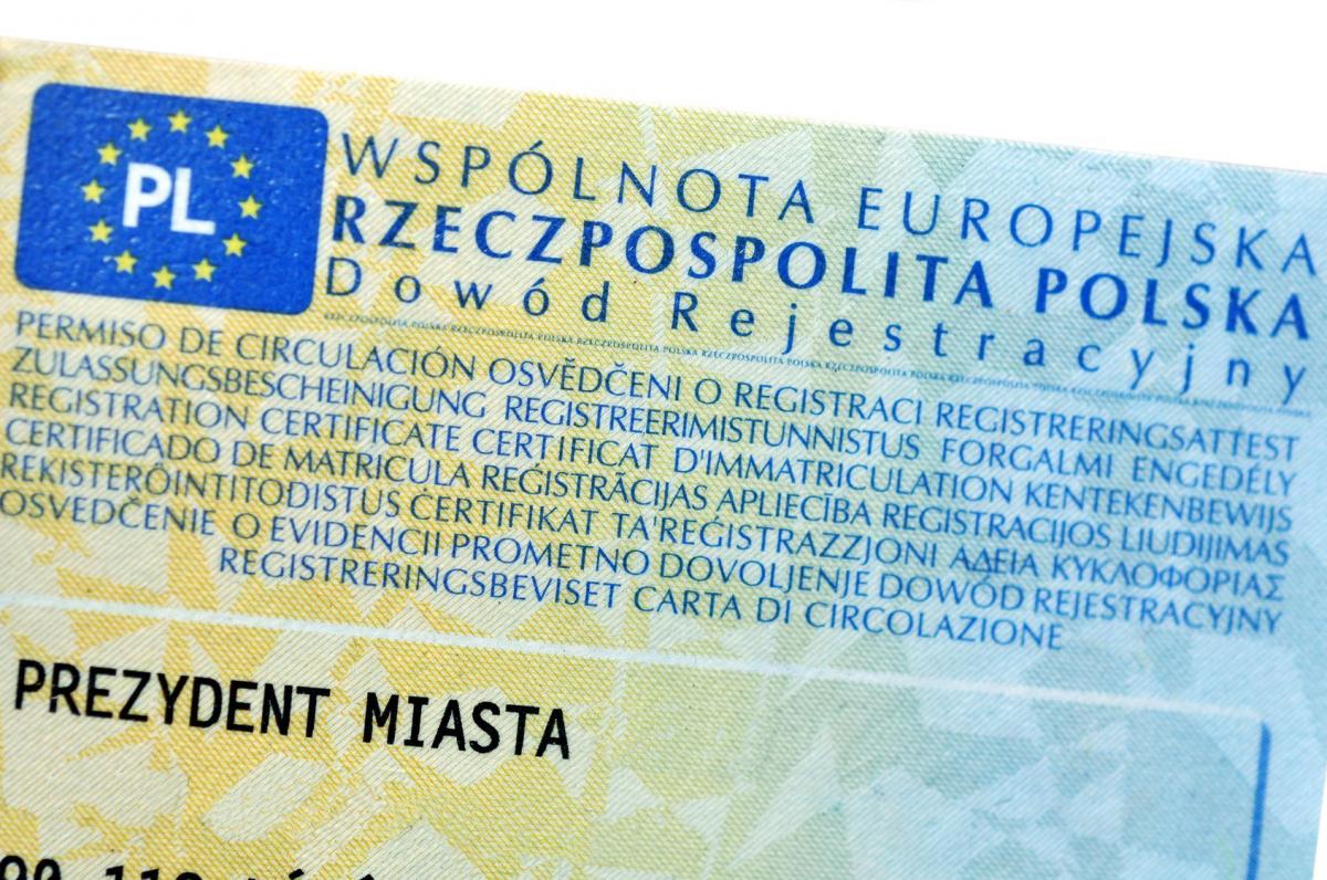 Dowody nadal będą potrzebne podczas wizyty na badaniu technicznym, przy sprzedaży auta, podczas wyjazdu za granicę.