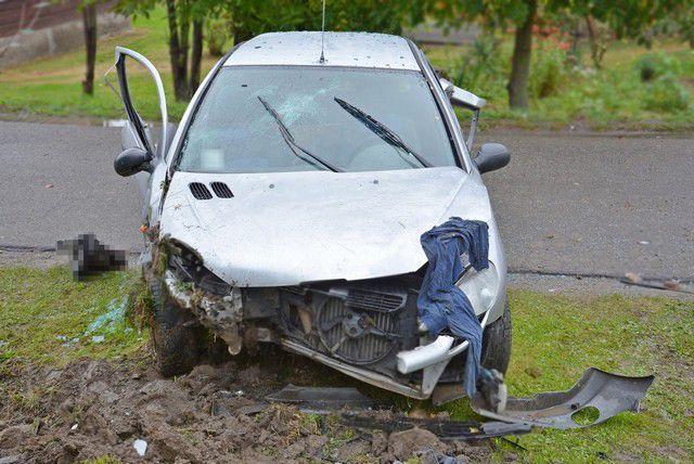Tak wglądał peugeot po zderzeniu z betonowym przepustem.<br/>fot.KMP Krosno